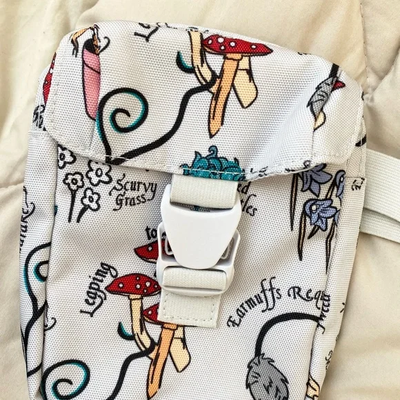 Vera Bradley Harry Potter Herbology utility belt bag - Picture 3 of 5